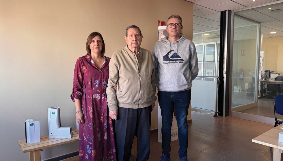 De izquierda a derecha, Cristina Capapey, Manuel Capapey, fundador de la empresa, y Carlos Rico, director tcnico de la firma...