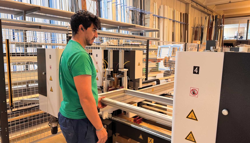 La soldadura simultnea de los cuatro lados del marco elimina cuellos de botella y garantiza la perpendicularidad perfecta...