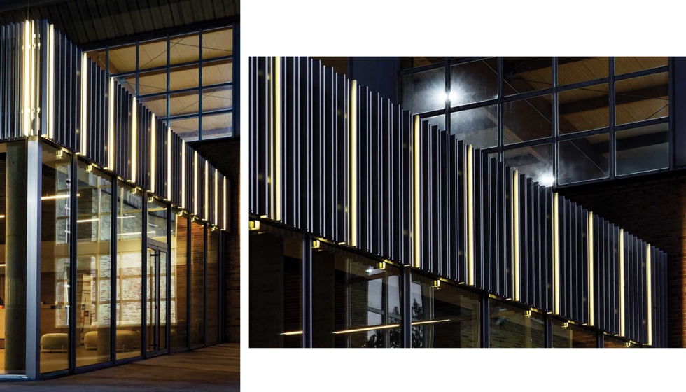 Las celosas V-50 instaladas entre el hall y el patio permiten la entrada controlada de luz natural y mejoran el confort trmico del edificio...