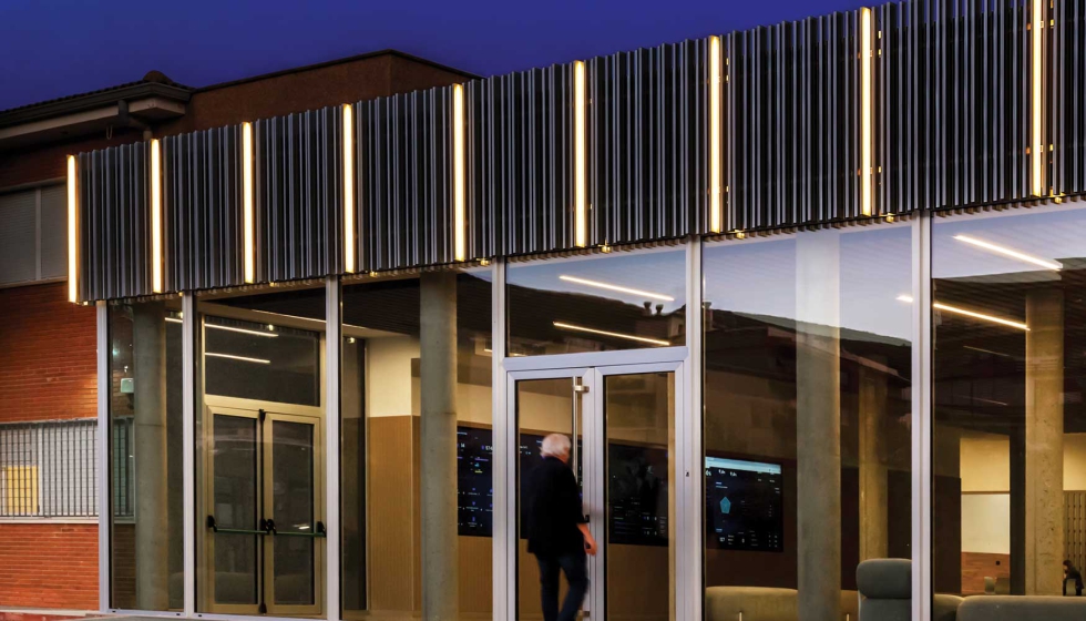 La entrada principal con Celosas V-90 y LED integrado, que ofrece proteccin solar, valor arquitectnico e iluminacin nocturna...