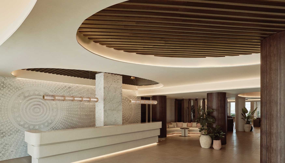 El lobby concebido como un espacio de bienvenida amplio y sereno incorpora en el diseo formas orgnicas y lneas puras y tonos claros que se...