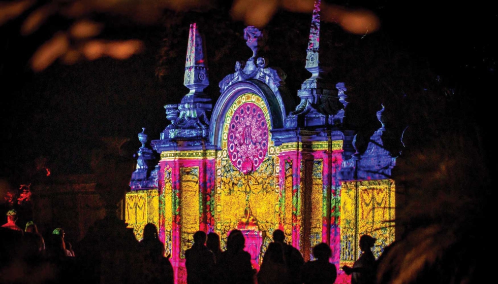 Las proyecciones a gran escala con resolucin nativa WUXGA (1920  1200 pxeles) y combinaciones multiproyector que alcanzan hasta 3840  1200...