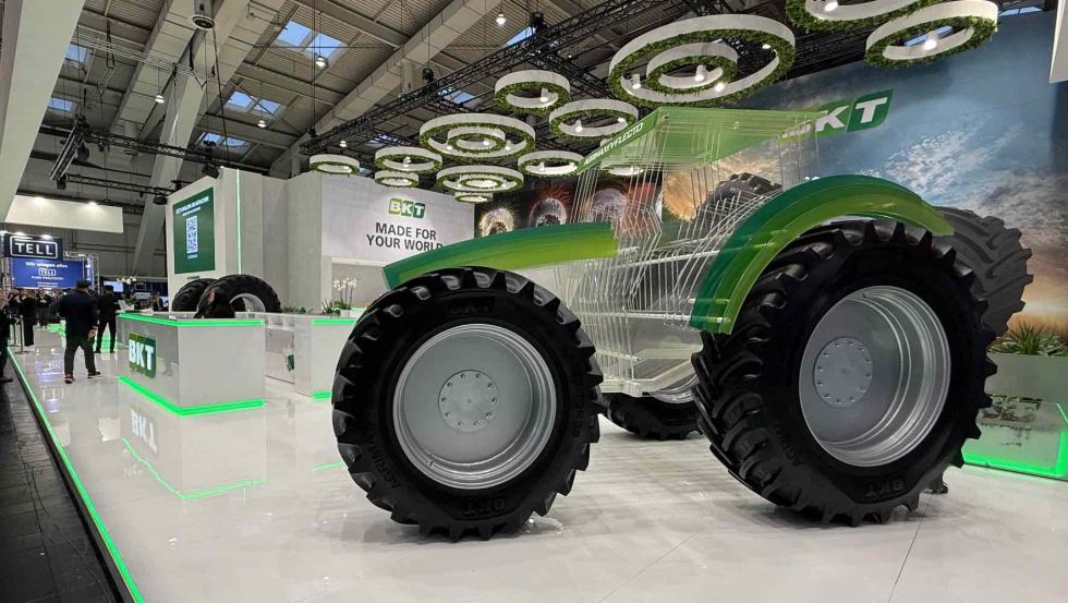 El stand incluy el emblemtico tractor de plexigls, equipado en ambos ejes con neumticos Agrimax V-Flecto