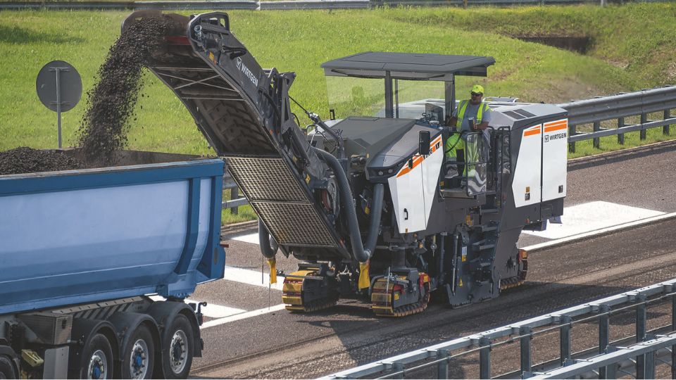 Graas ao sistema de troca rpida, na W 210 XF da Wirtgen  possvel substituir toda a caixa do tambor de fresagem em menos de uma hora...