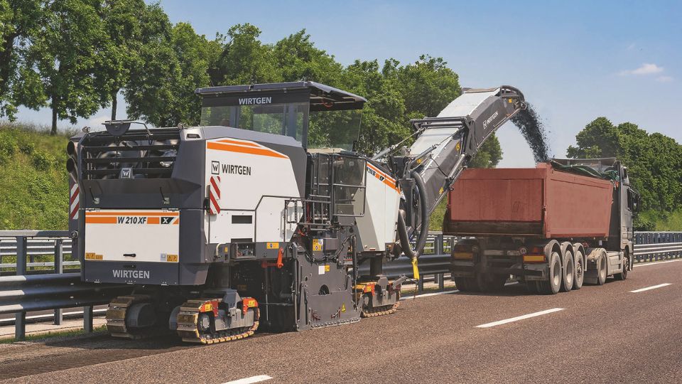 A fresadora grande da Wirtgen abrange uma ampla gama de aplicaes, desde a reabilitao de camadas de rodagem at trabalhos de fresagem fina...