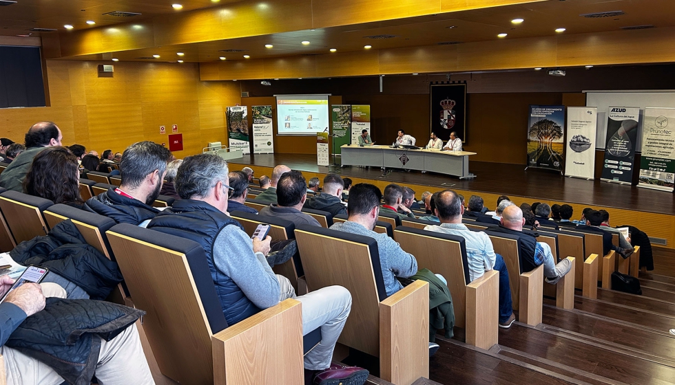 Ms de 300 inscritos participaron en el evento de forma presencial y a travs de la retransmisin en directo va streaming...