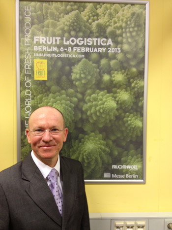 Grald Lamusse, director de Fruit Logistica, posa ante el cartel de la prxima edicin