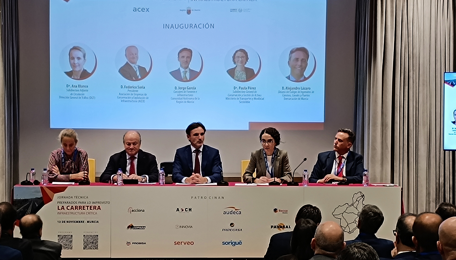 De izquierda a derecha...