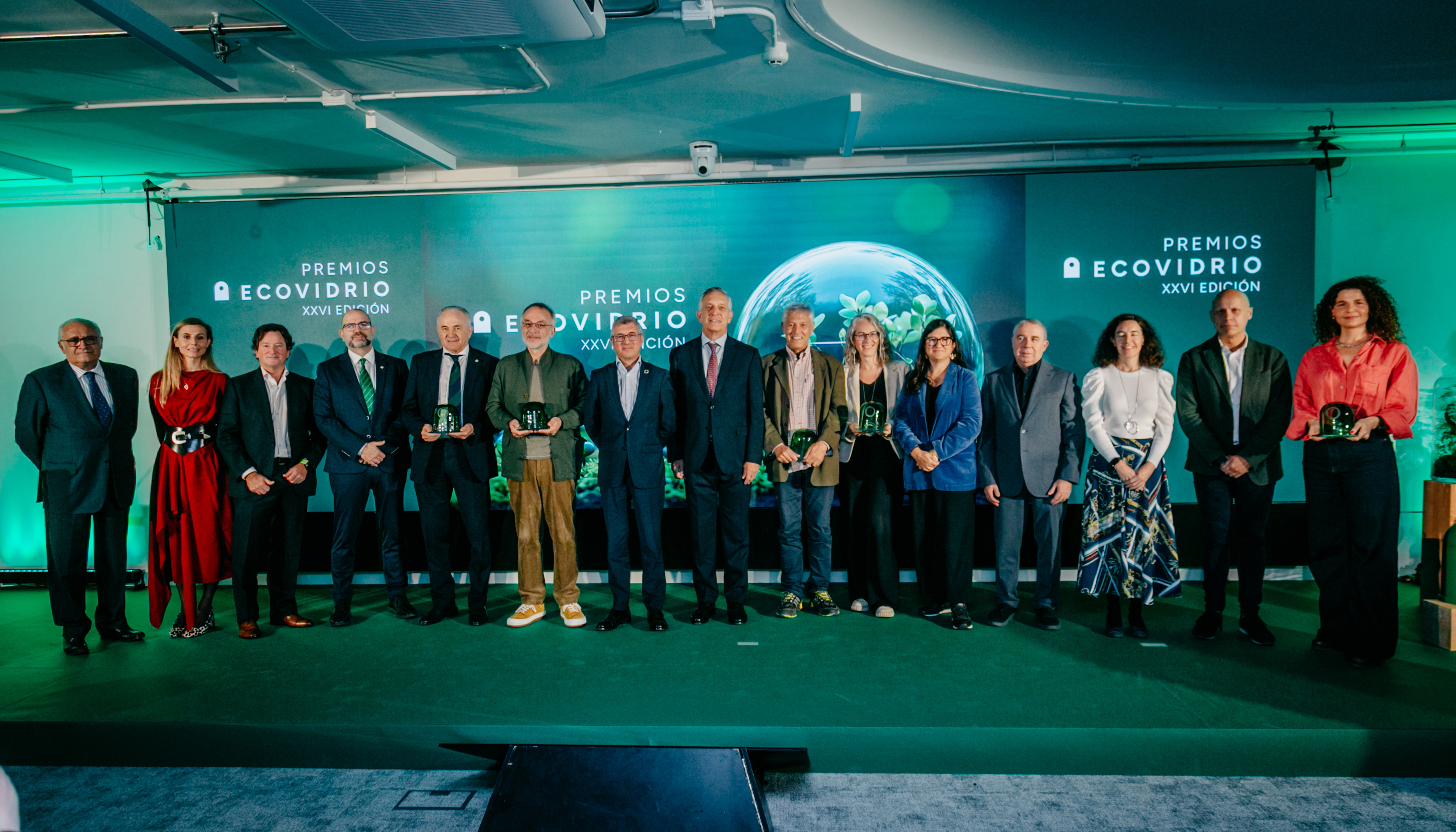 Los ponentes de la gala junto con los premiados...