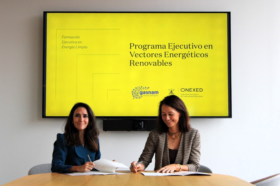 La secretaria general de Gasnam, Eugenia Sillero y la vicerrectora de Estrategia...