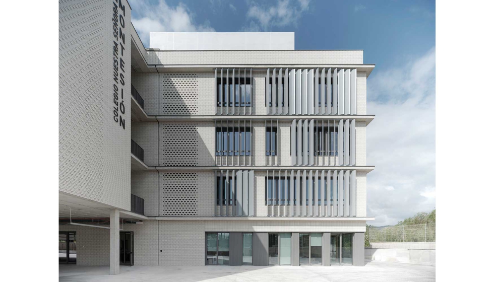 El nuevo aulario constituye el tercer edificio del centro en Son Moix y se sita en la parte alta de la parcela...