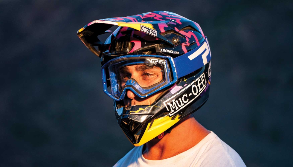 Bienvenido Aguado con las gafas World Champion Goggle de Pit Viper