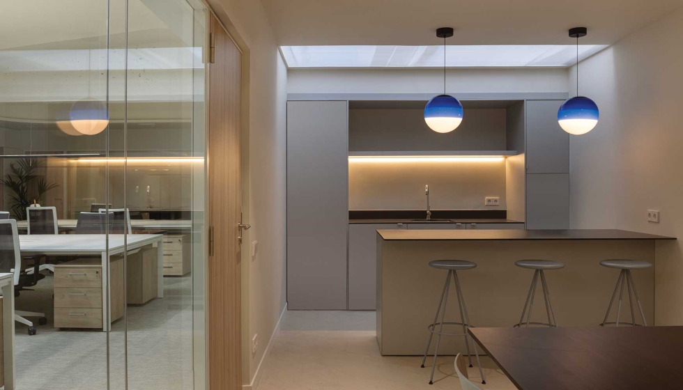 El estudio consisti� en la transformaci�n de unas oficinas anticuadas, ubicadas en un pol�gono industrial de Terrassa (Barcelona)...