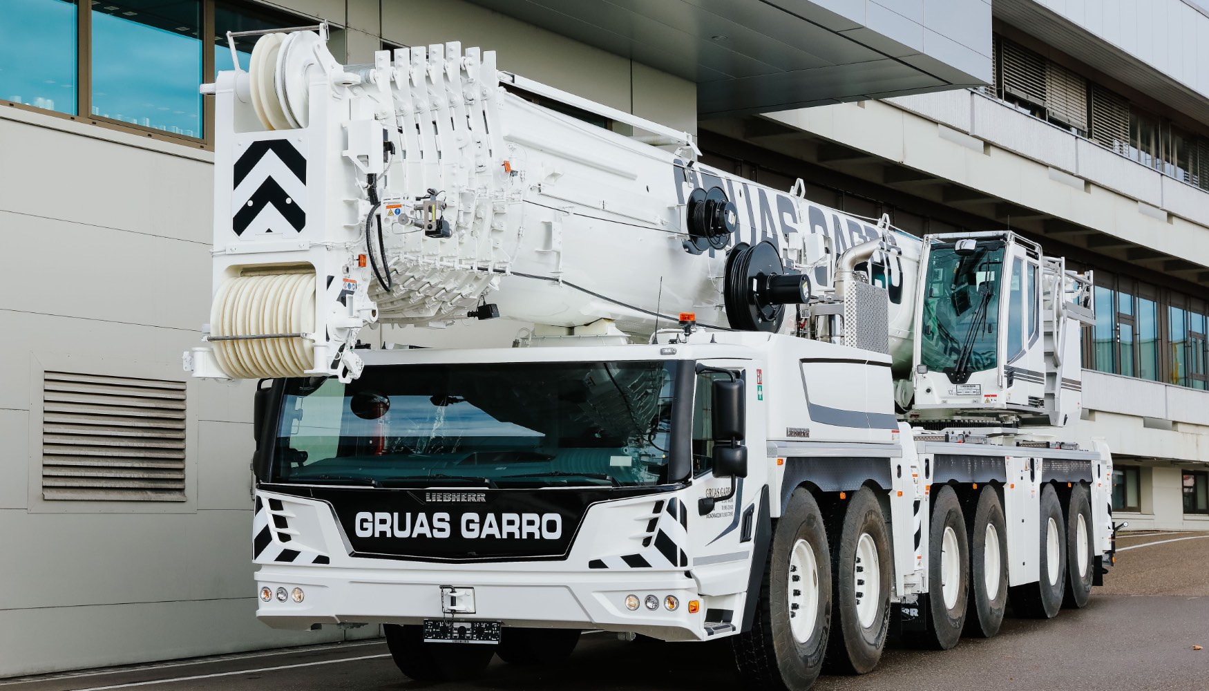 Gras Garro adquiere la primera unidad en Espaa de la gra mvil Liebherr LTM 1300-6.4 