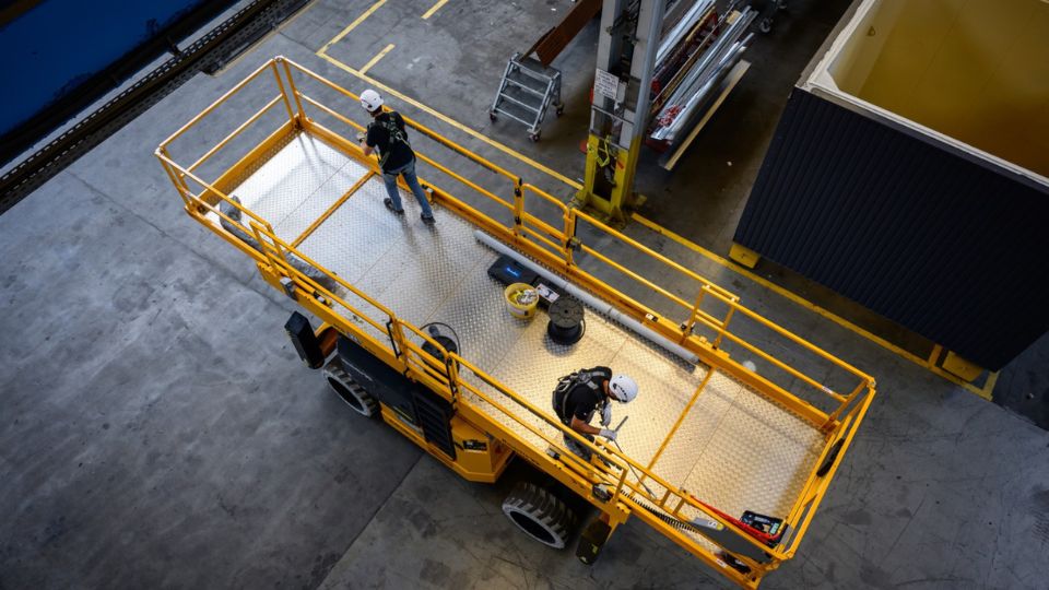 A HS21 E possui uma ampla plataforma de 7,50 m equipada com duas extenses