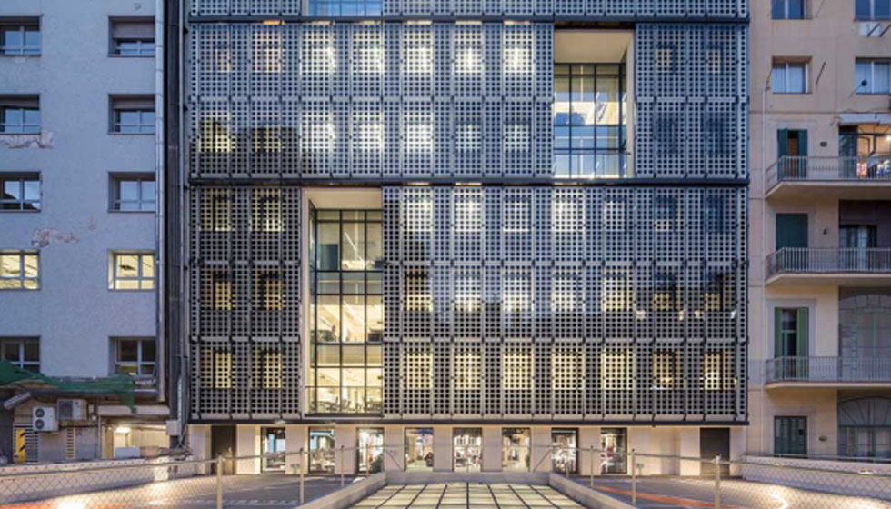 Edificio Hines Barcelona, con vidrio fotovoltaico SunEwat Vision, de AGC Glass Europe