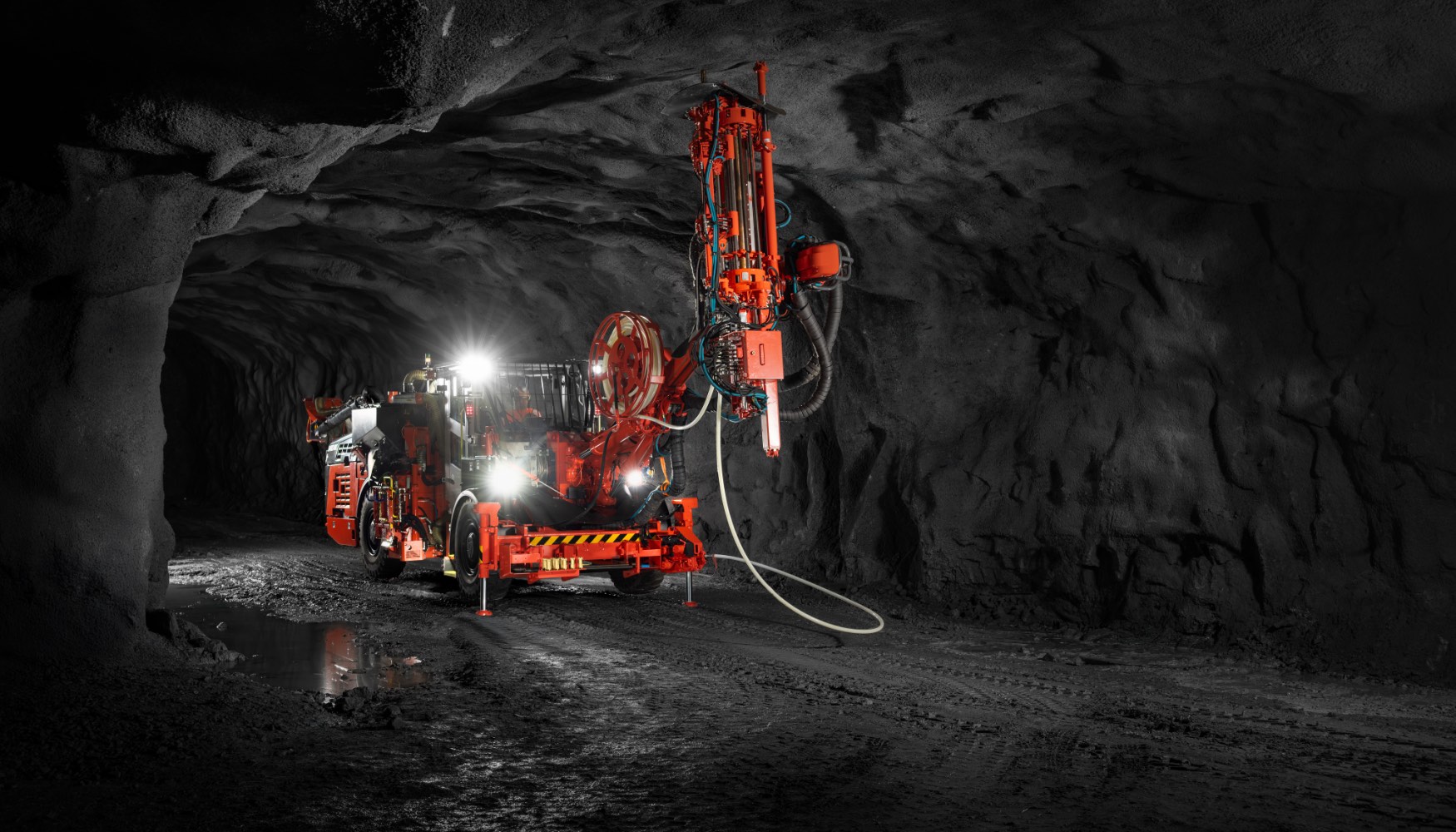 El Sandvik DS422iE utiliza energa de batera de fosfato de hierro y litio (LFP) en lugar de un motor disel y ofrece cero emisiones durante el...