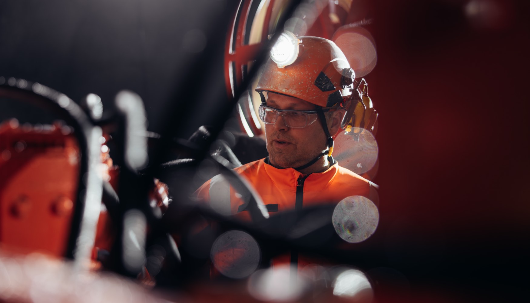 La perforadora cuenta con un mezclador de cemento automtico a bordo y un silo con capacidad de 600 kg