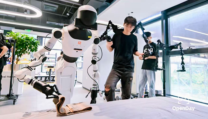 RealBOT aprovecha ms de un milln de muestras de datos multimodales recopiladas en diez escenarios de aplicacin del mundo real del Centro de...