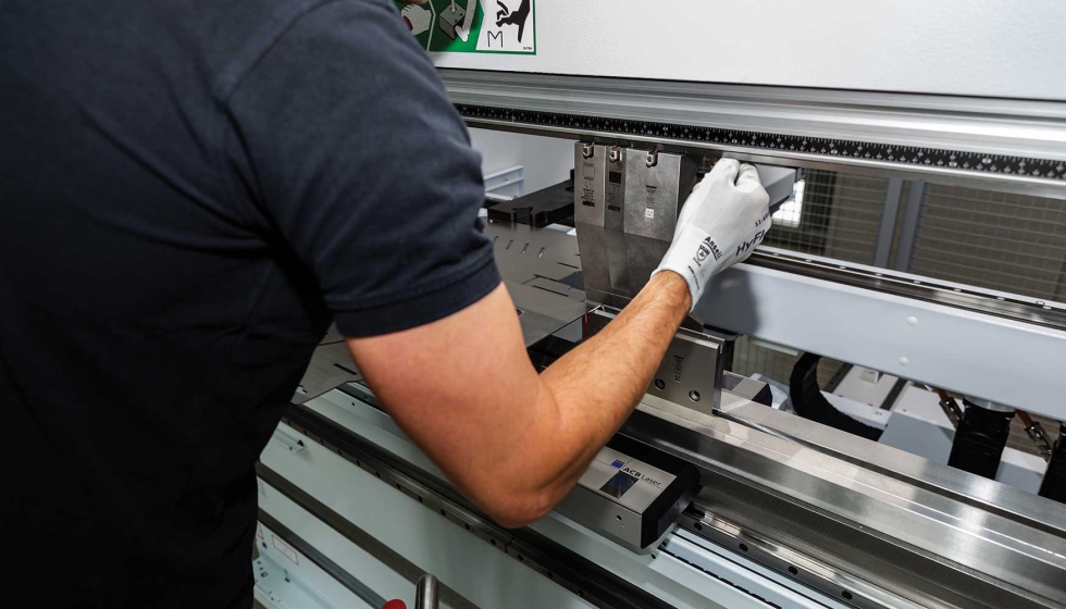 Con la funcin Bend Guard de Trumpf, las cmaras y los sensores matriciales supervisan el rea de trabajo de la mquina...