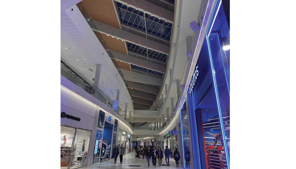 Detalle del centro comercial cuya transformaci�n lum�nica juega un rol importante en el espacio