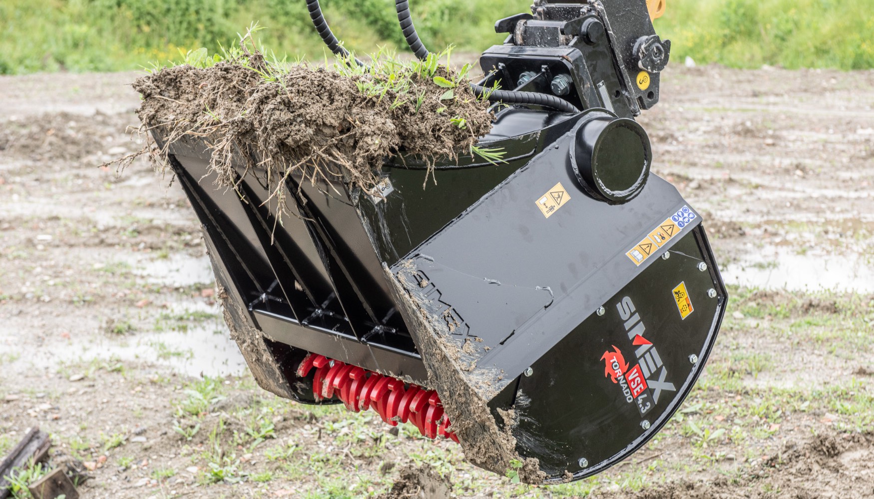 Cuchara cribadora en trabajos de paisajismo