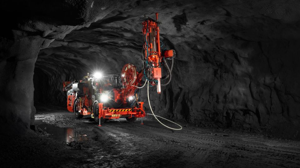A Sandvik DS422iE utiliza energia de bateria de fosfato de ferro e l�tio (LFP) em vez de um motor a diesel e oferece zero emiss�es durante o...
