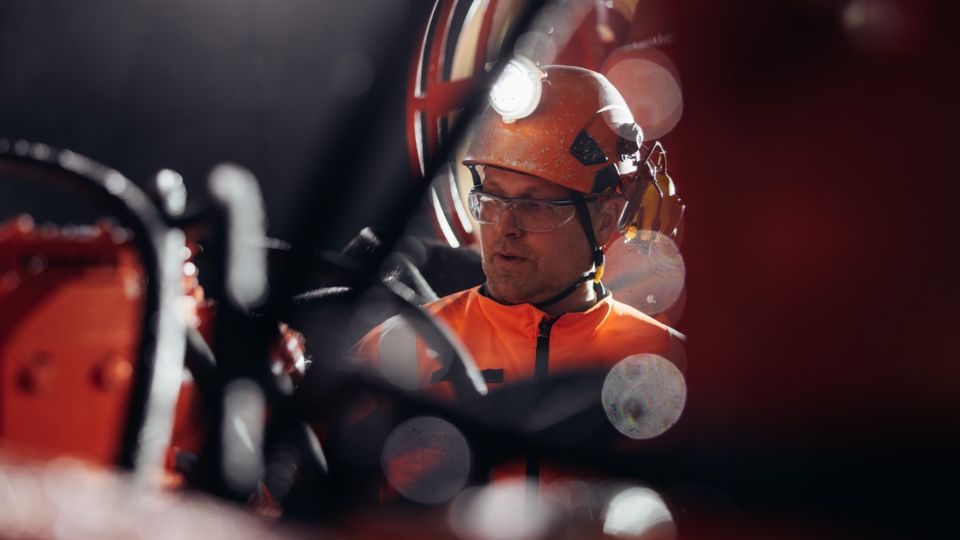 A perfuradora possui um misturador de cimento autom�tico integrado e um silo com capacidade para 600 kg