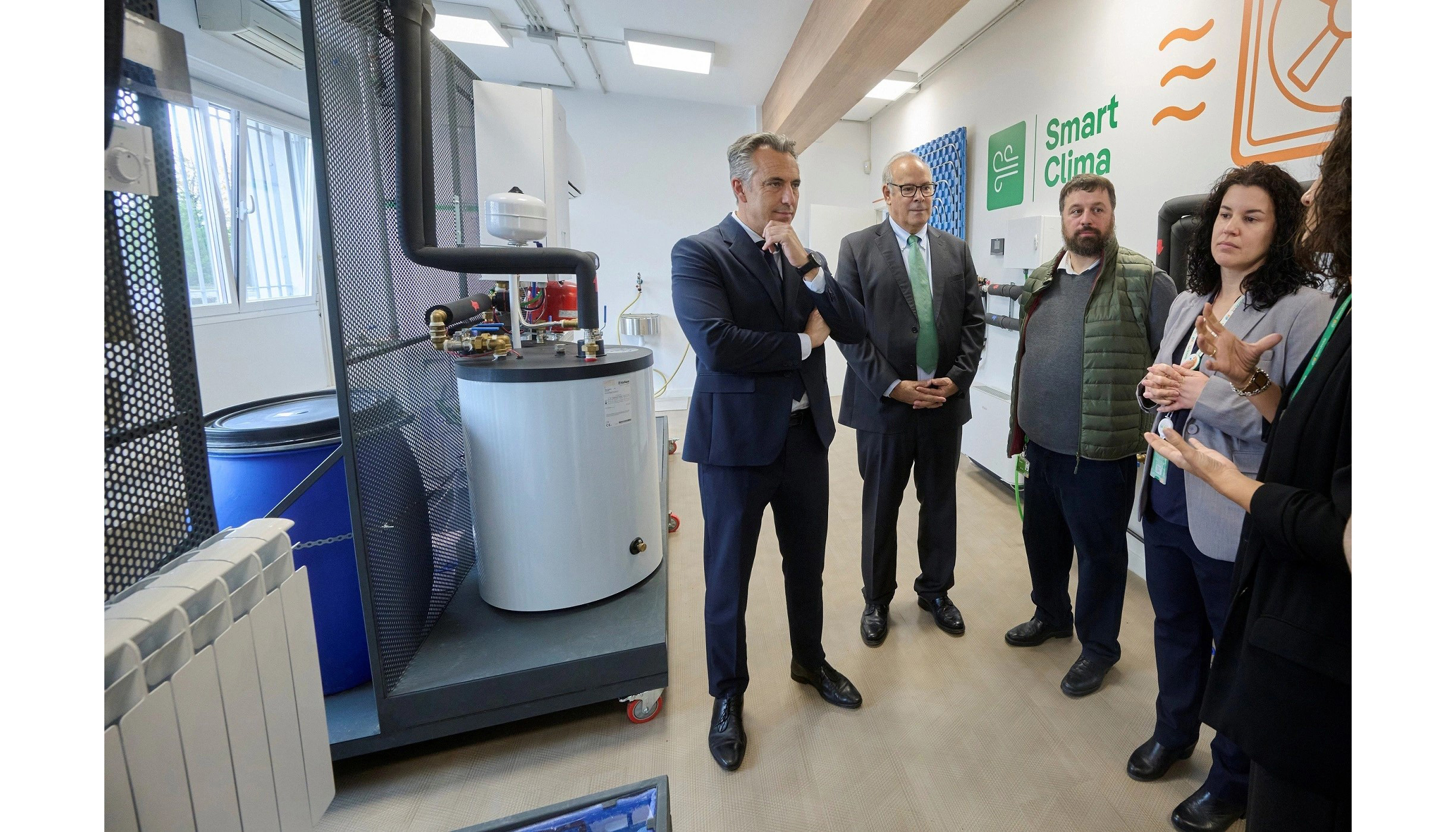 Carlos Novillo, Mario Ruz-Tagle y miembros de la comunidad de formacin