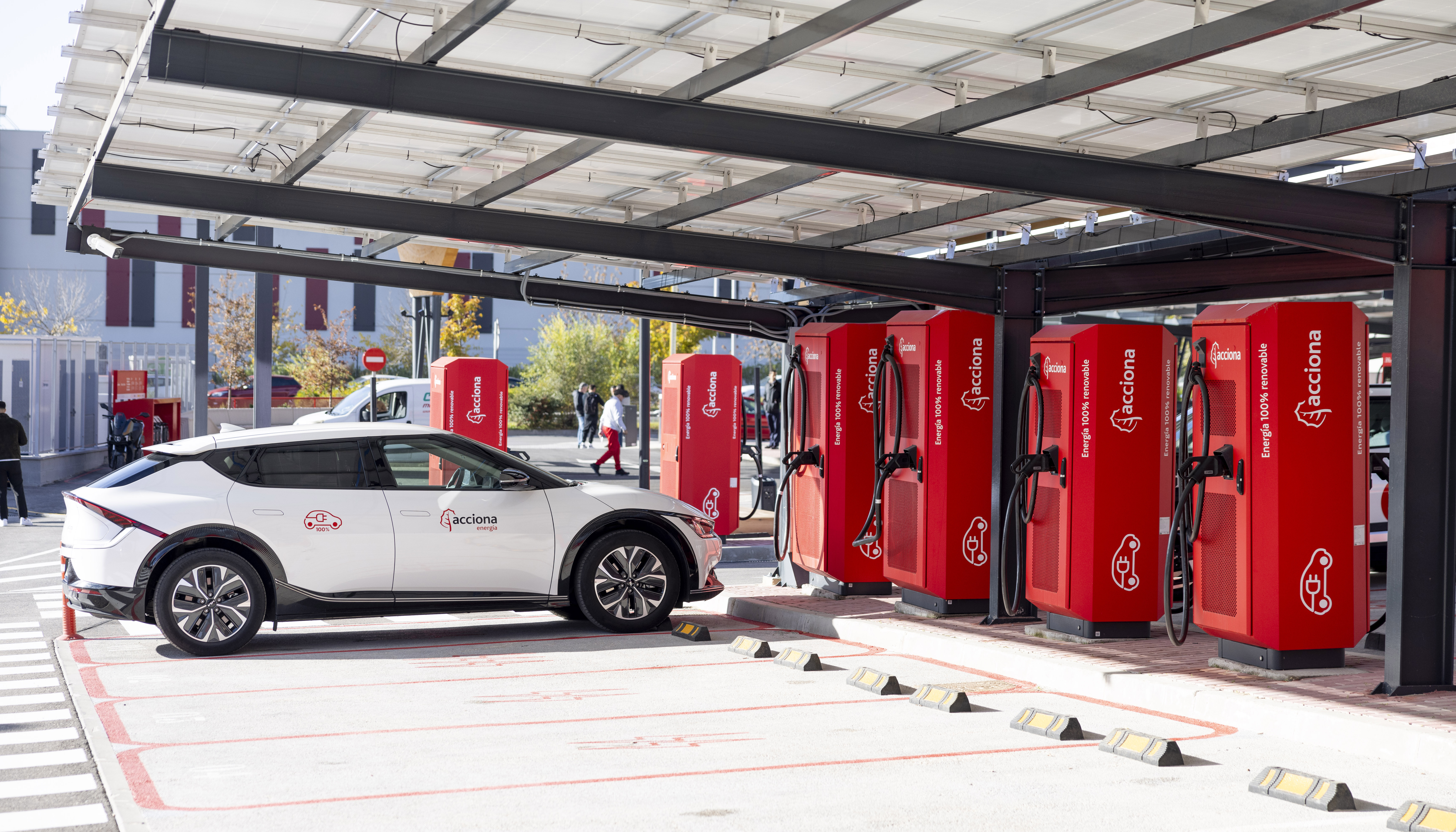 La electrolinera ubicada en el distrito de Viclvaro utiliza energa 100% renovable certificada en todas sus recargas