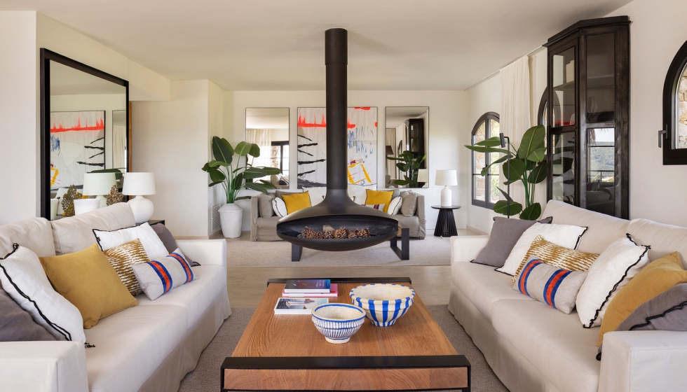 En el sal�n de la casa principal destacan detalles en tonos neutros para enfatizar unh espacio elegante y funcional