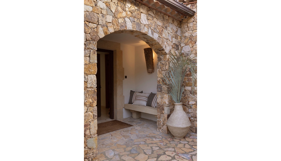 Acceso a la vivienda desde exterior de esta impresionante mas�a recuperada