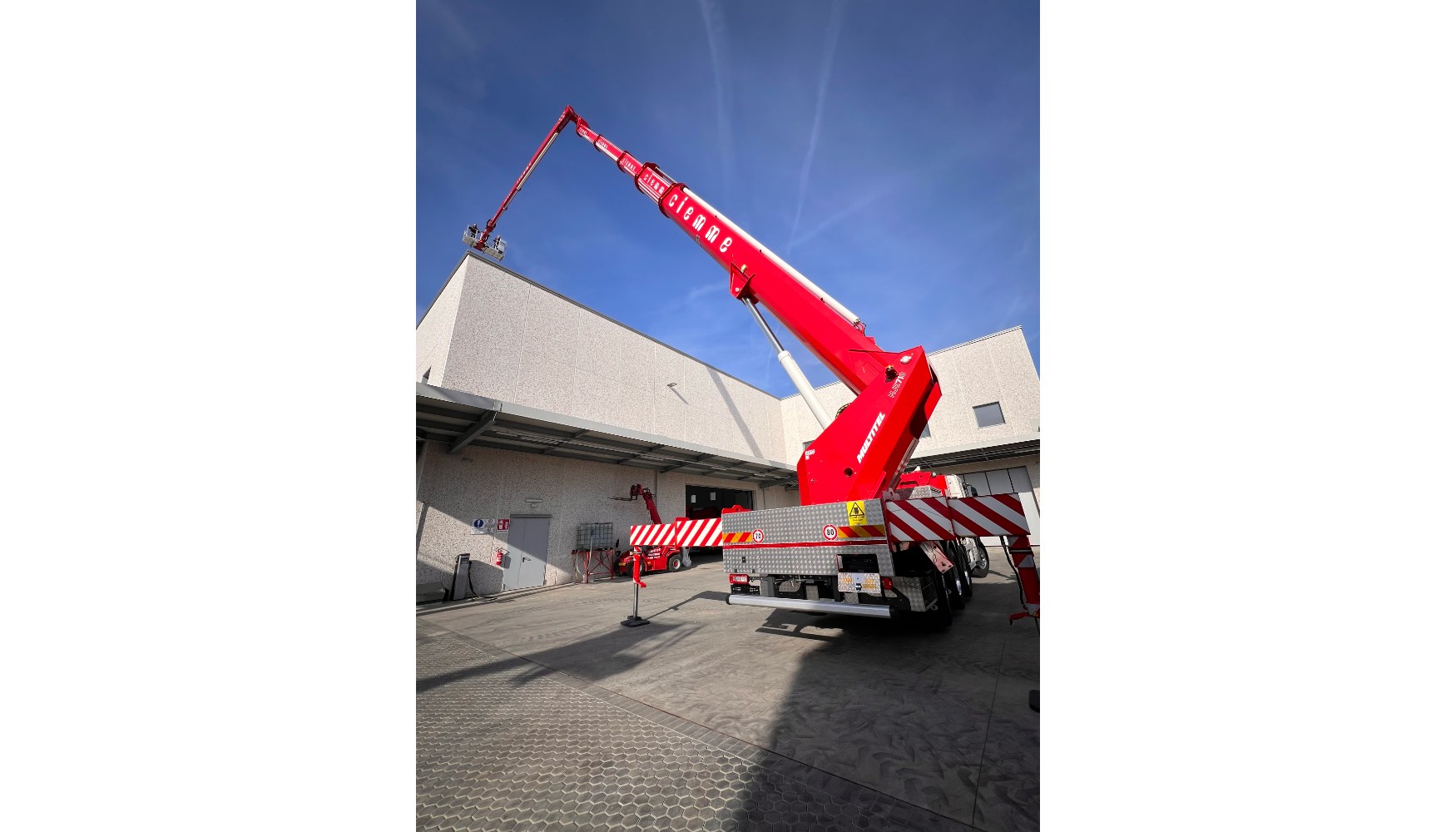 La plataforma est montada sobre un camin de cuatro ejes de 32 toneladas