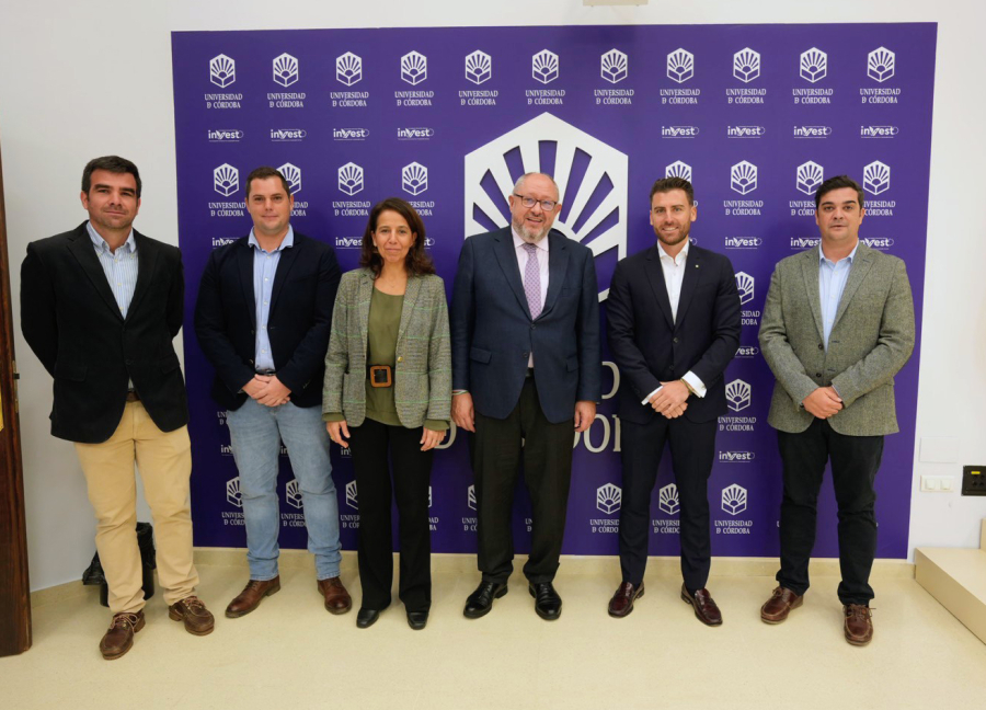 De izquierda a derecha, los investigadores de la UCO Carlos Trapero y Pedro Valverde; la vicerrectora de Innovacin y Transferencia...
