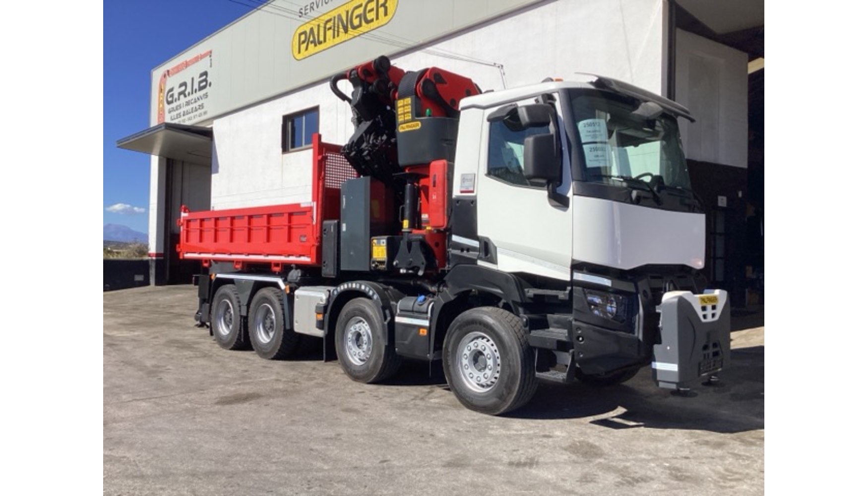 La gra Palfinger PK 78002 SH est montada sobre camin Renault K R8x4 Medium 13L E6