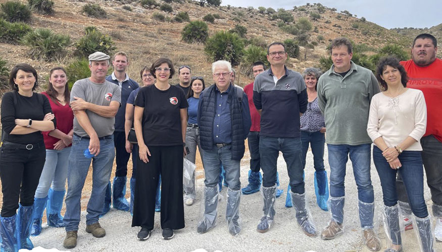 Foto de familia de los participantes en el viaje de los ganaderos franceses de Aveyron para conocer la Cabra Malaguea