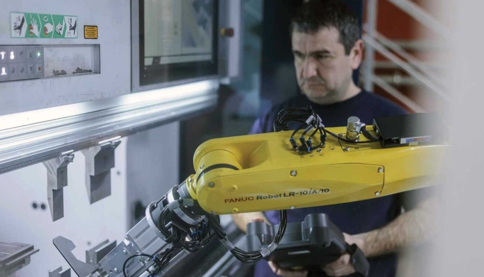 El robot tambin agarra piezas asimtricas de forma fiable, y el sensor de ngulo ACB tambin garantiza ngulos perfectos y la seguridad del proceso...