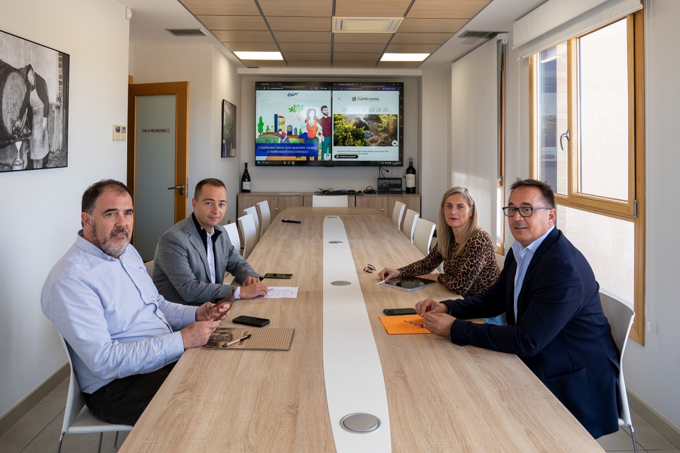 Responsables de ACOR y Bodega Cuatro Rayas durante la firma del acuerdo de colaboracin