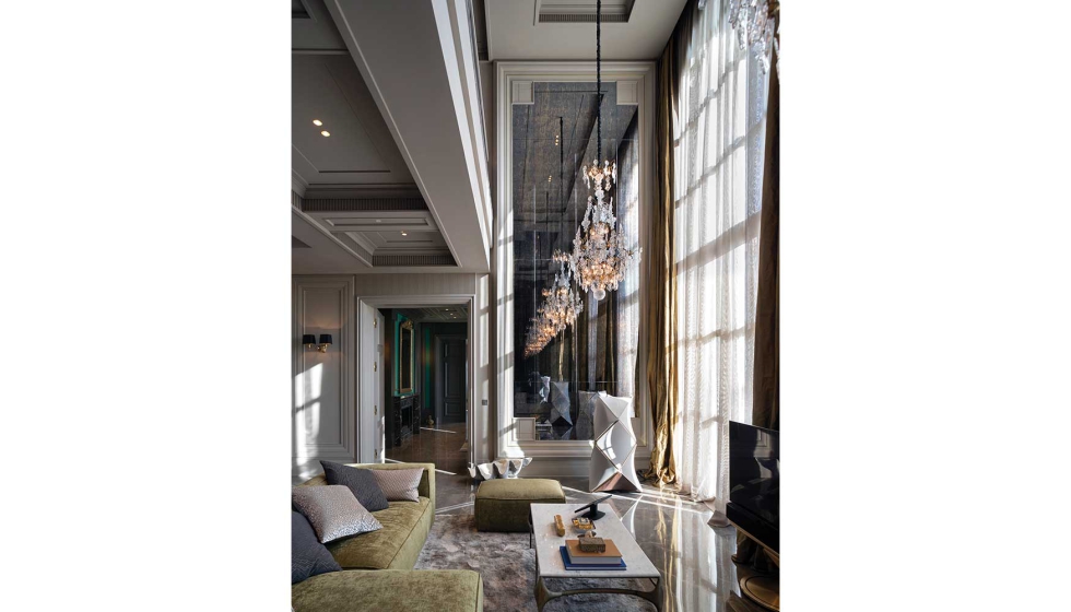 El hall de doble altura se beneficia de luz natural procedente de grandes ventanales...