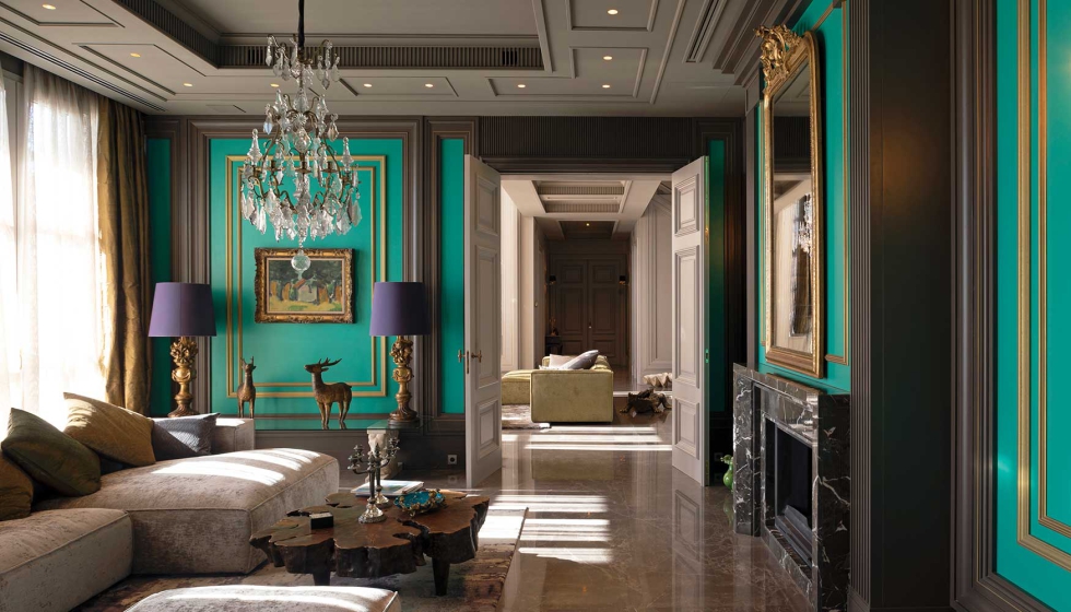 Diseo del saln con enfoque minimalista y esttica envolvente junto a una chimenea de mrmol natural...