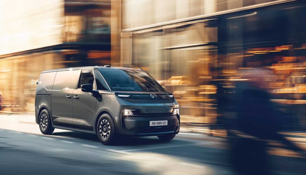 El nuevo Renault Trafic Furgn E-Tech elctrico, en exposicin en Solutrans 2025