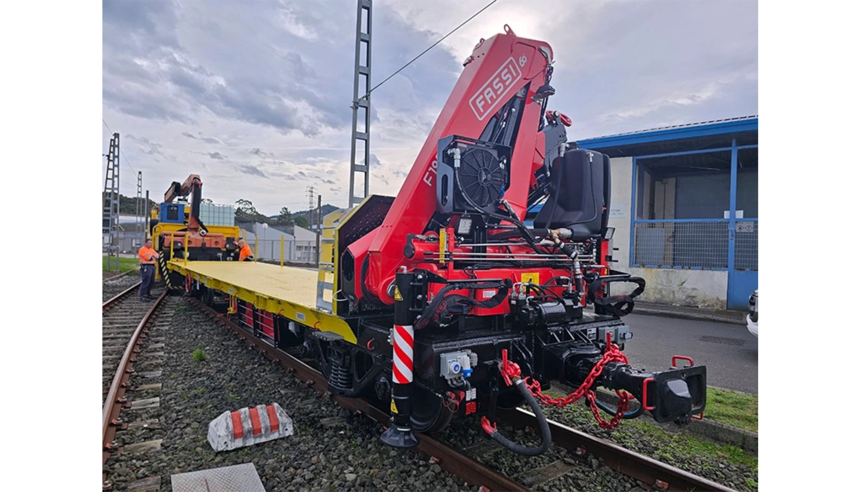 Cogras fue tambin responsable del montaje de la gra sobre un vagn de metro de los aos 90 completamente restaurado...