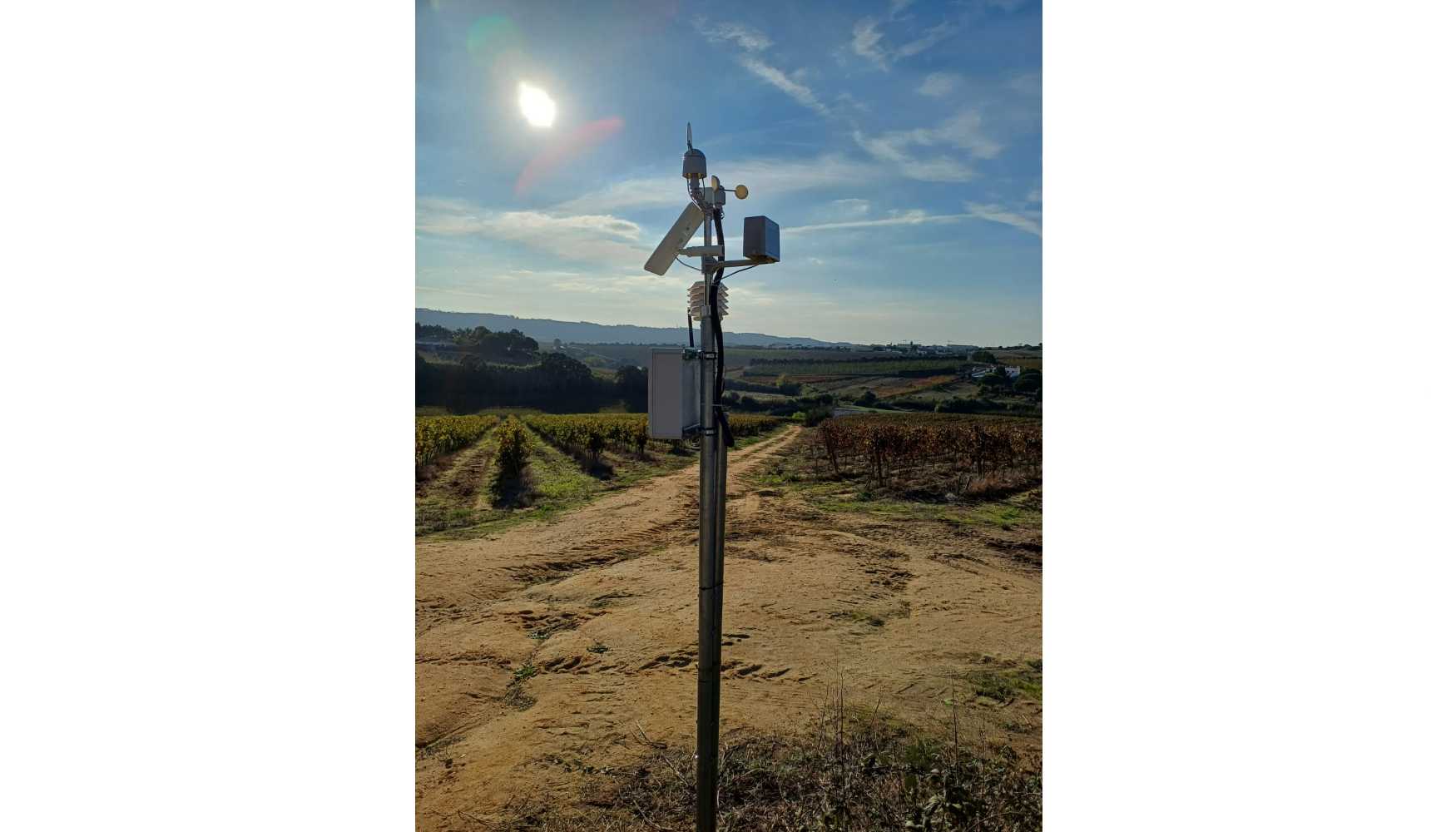 Figura 3 - Estao meteorolgica SOFIS em parcela agrcola