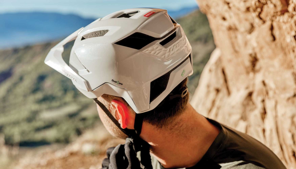 El nuevo Impala KinetiCore introduce una construccin de doble densidad para maximizar la seguridad en montaa