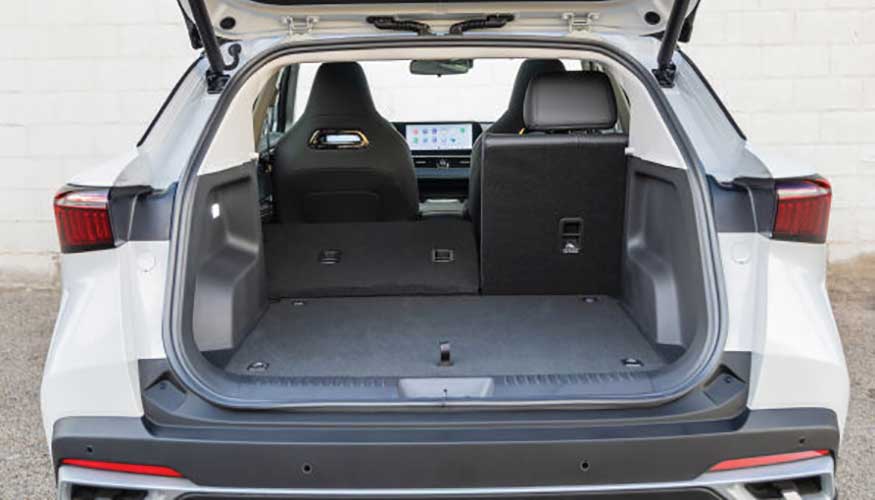 Los asientos traseros abatibles en disposicin 2+1 permiten ampliar el maletero de 372 a 1...