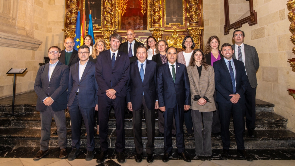 El ministro Luis Planas, junto a miembros del COI con su director ejecutivo, Jaime Lillo
