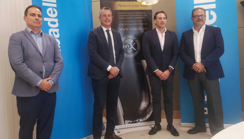 Representantes del Banc Sabadell y Vinok en la firma del convenio