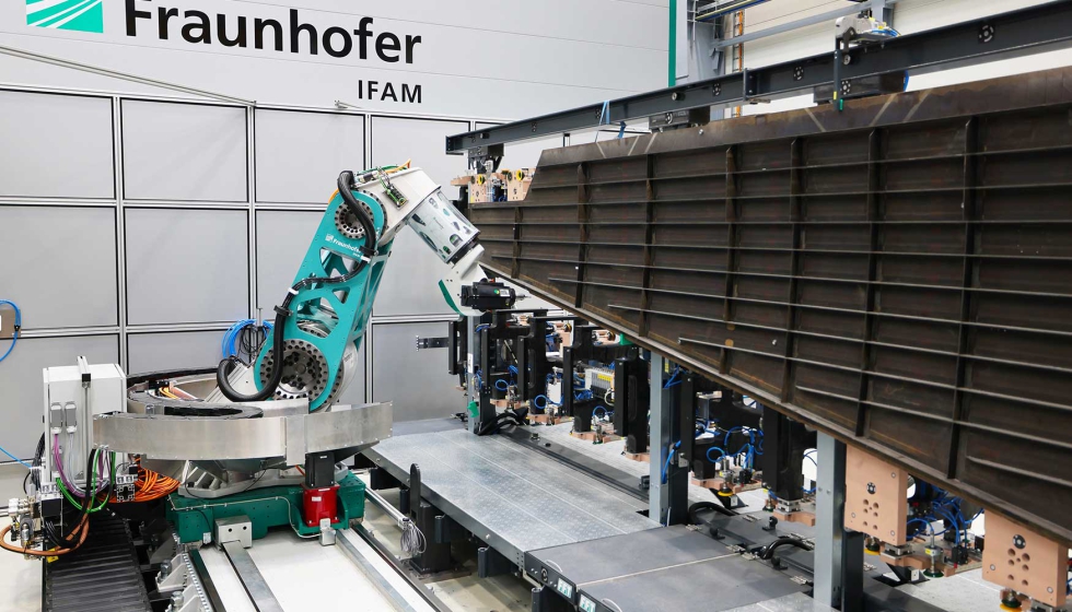 La cinemtica de fresado flexible recientemente desarrollada en un eje lineal mecaniza con alta precisin un plano de cola vertical de CFRP de un...