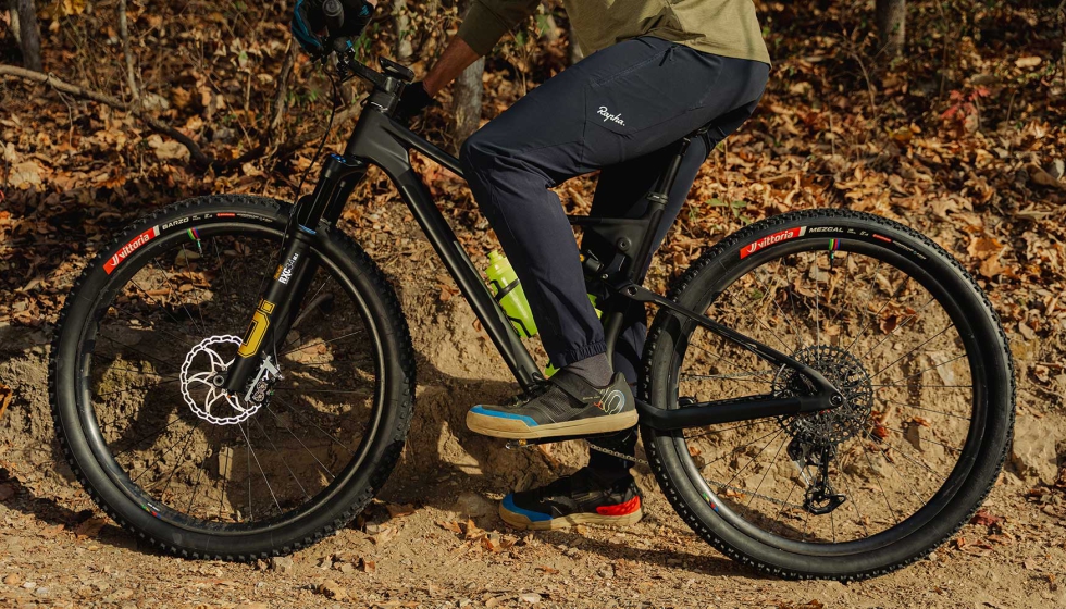 Los barzo, ya montados en bicicleta