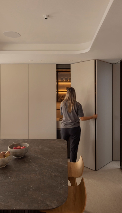 El sistema de puertas escamoteables permite ocultar la cocina
